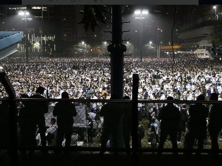 В Гонконге более 35 тысяч полицейских вышли на массовый митинг (ФОТО)