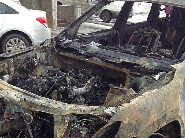 В Киеве дотла сгорели две дорогие иномарки (ФОТО)