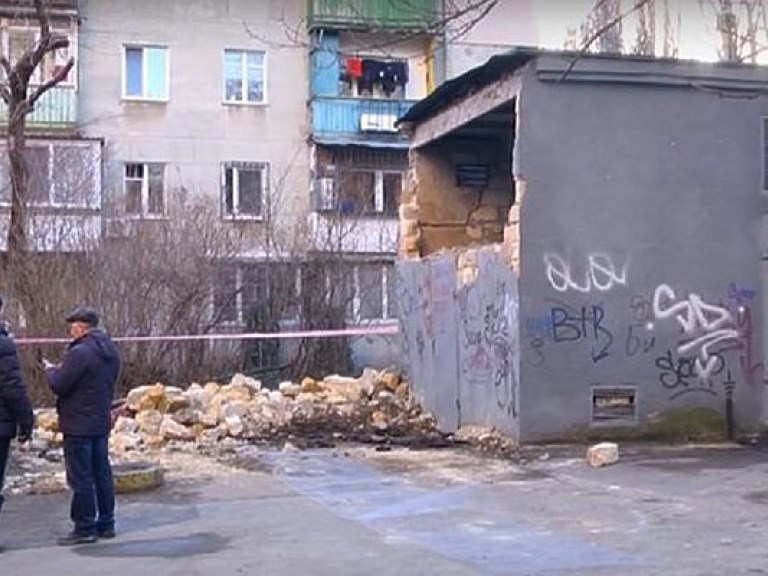 Жителей Одессы напугал громкий хлопок и обрушение стены трансформаторной будки (ФОТО)