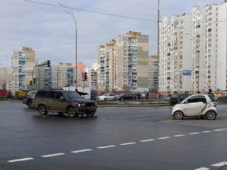 В Киеве столкнулись Smart и внедорожник (ФОТО)