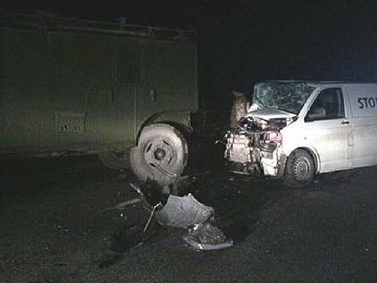 Минивэн столкнулся с военным грузовиком в Винницкой области (ФОТО)
