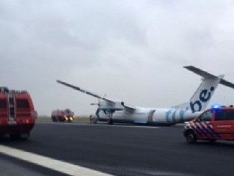 В аэропорту Амстердама пассажирский самолет попал в аварию (ФОТО)