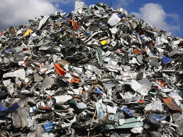 В Полтавской области возле очистных сооружений обнаружили гору мусора(ФОТО)