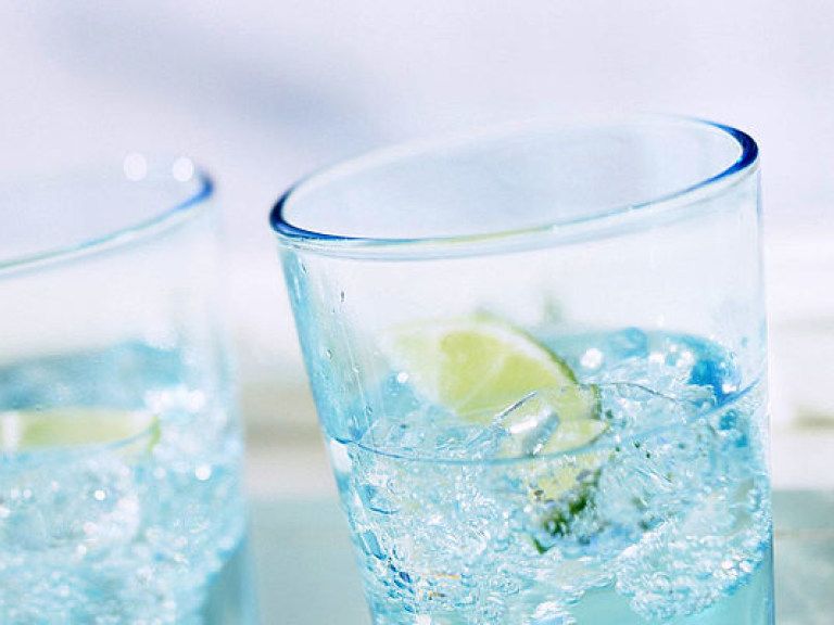 Для предотвращения появления глаукомы ученые рекомендуют пить воду с добавлением витамина В3