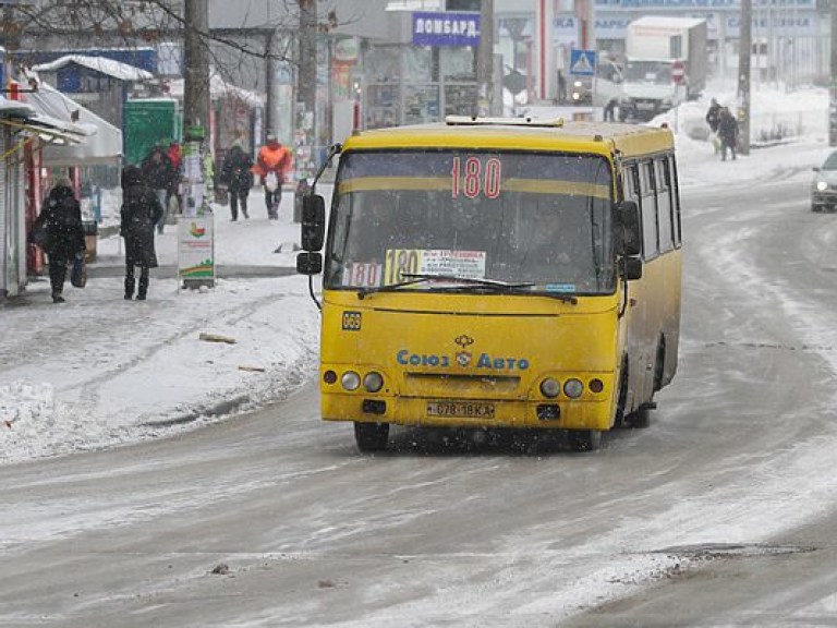 В Киеве маршрутка провалилась в яму на трамвайных путях (ФОТО)
