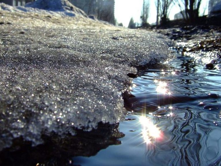 Оттепель: тающий снег угрожает домам и огородам Харькова