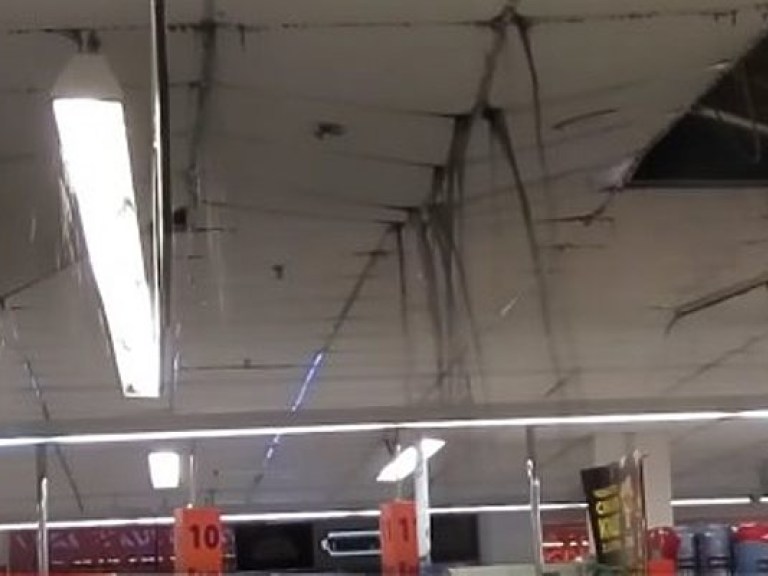 В Запорожье затопило супермаркет (ФОТО)