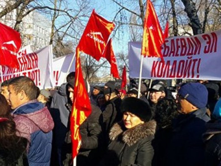 В Бишкеке митингующие требуют освободить лидера парламентской оппозиции (ФОТО)