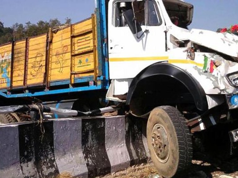 В Индии перевернулся грузовик с пассажирами, есть жертвы (ФОТО)