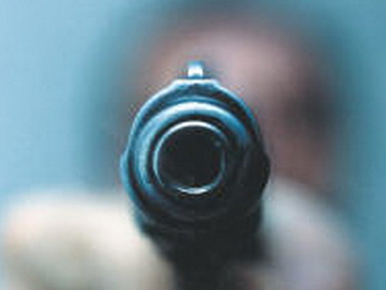 Во Львове мужчина угрожал пистолетом в кафе, а потом намеревался совершить самоубийство
