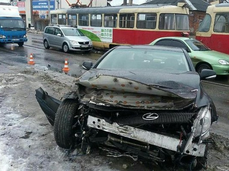 В Харькове Lexus врезался в трамвай (ФОТО)