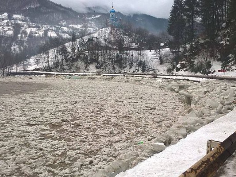 В связи с оттепелью в реках Украины ожидается ледоход и подъем уровня воды