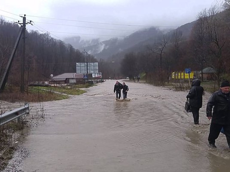 Паводок на Закарпатье повредил береговые укрепления