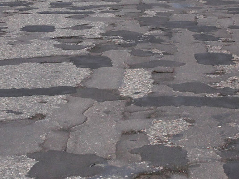 Бюджет строительства дорог в Украине состоит из откатов, воровства и неэффективности – эксперт