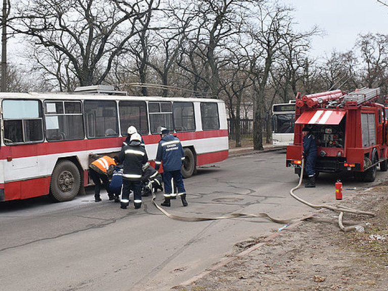 В Николаеве на остановке загорелся троллейбус (ФОТО)