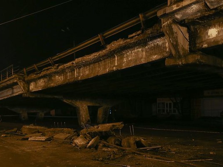 Утром в Киеве перекрыли Шулявский мост