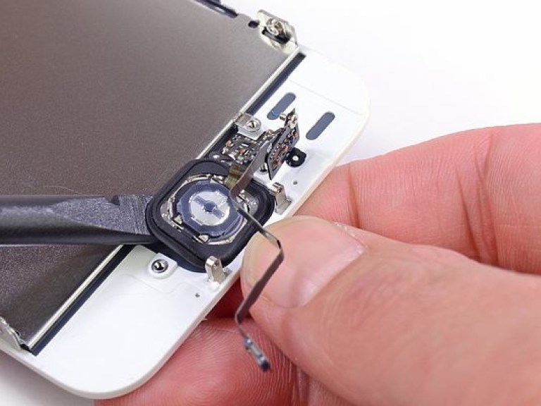 В Китае раньше Apple вмонтировали в дисплей сканер отпечатков пальцев
