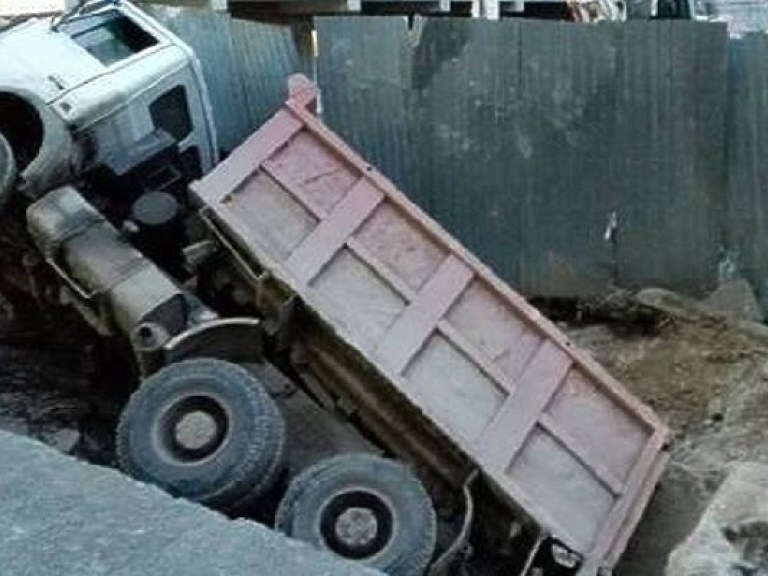 ЧП в Киеве: на территории Охматдета провалился грузовик (ФОТО)
