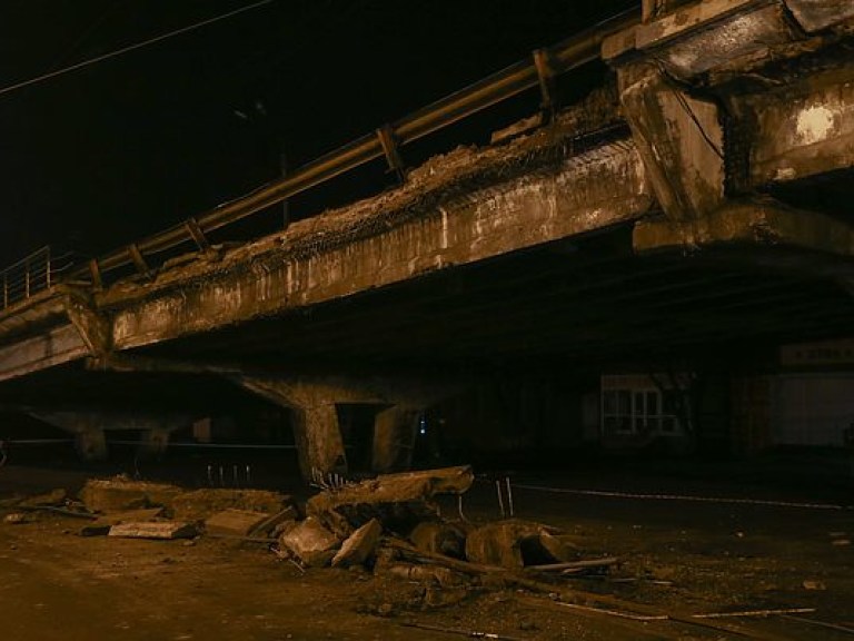 Обвал Шулявского моста: три чиновника написали заявления об увольнении