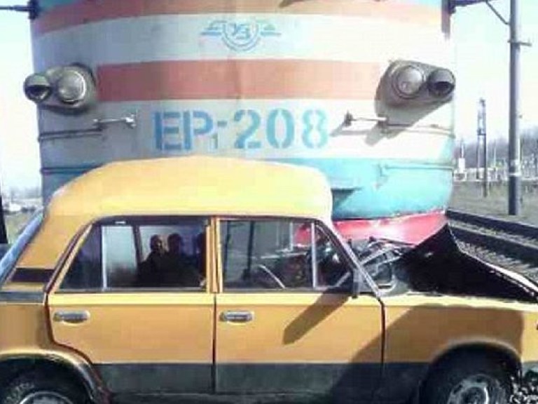 В Запорожской области при столкновении автомобиля с поездом погиб человек (ФОТО)