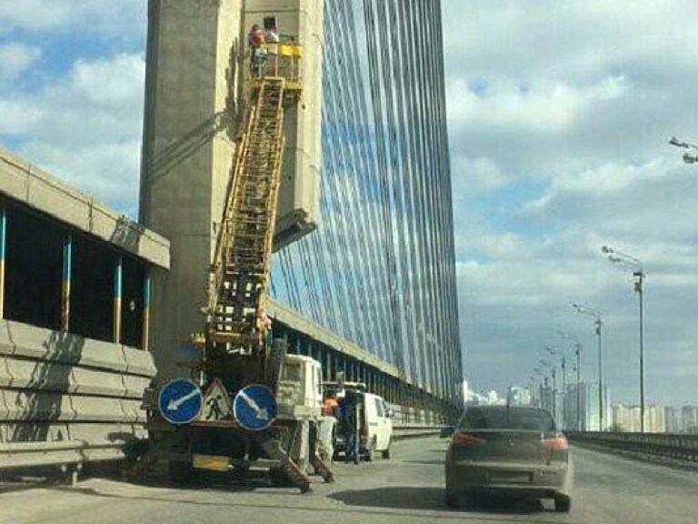 На Южном мосту в Киеве устанавливают видеокамеры, образовалась пробка (ФОТО)