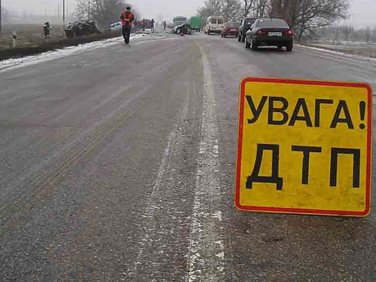 В Черновицкой области легковушка протаранила забор (ФОТО)