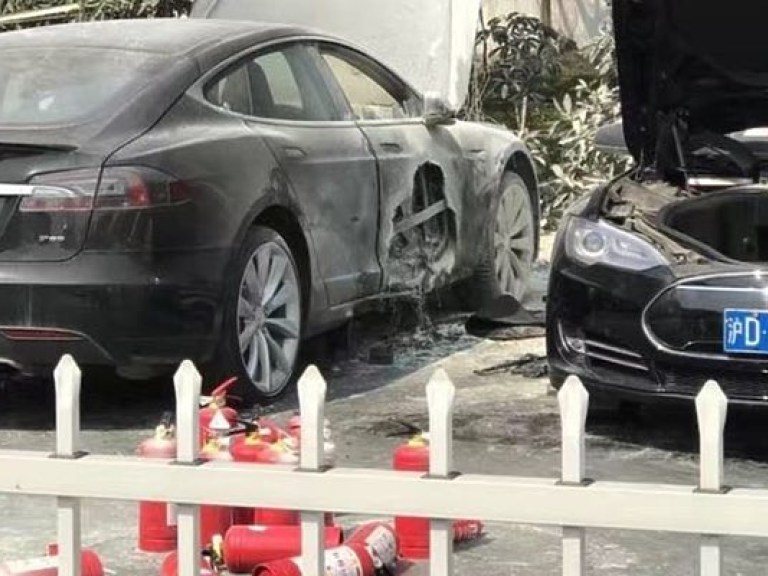 Электромобили Tesla сгорели в Китае во время зарядки