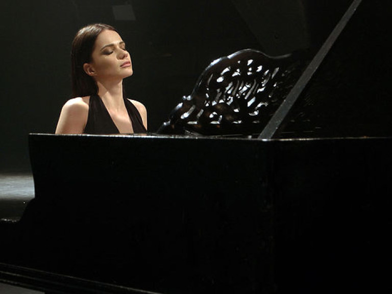 Рената Штифель за роялем спела о любимой женщине &#8212; о маме (ВИДЕО)