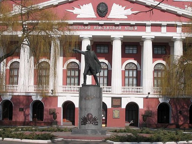 В бывшем киевском суворовском училище снесут памятник Суворову