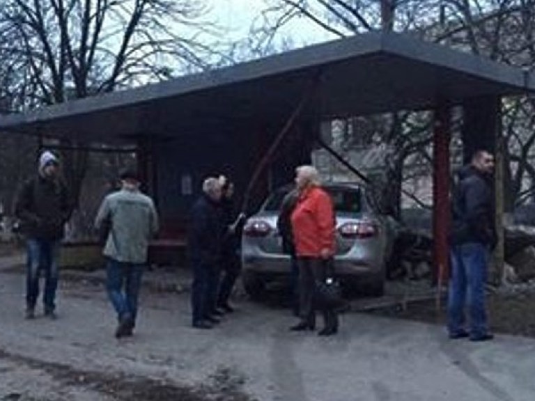 В Киеве Renault врезался в остановку (ФОТО, ВИДЕО)