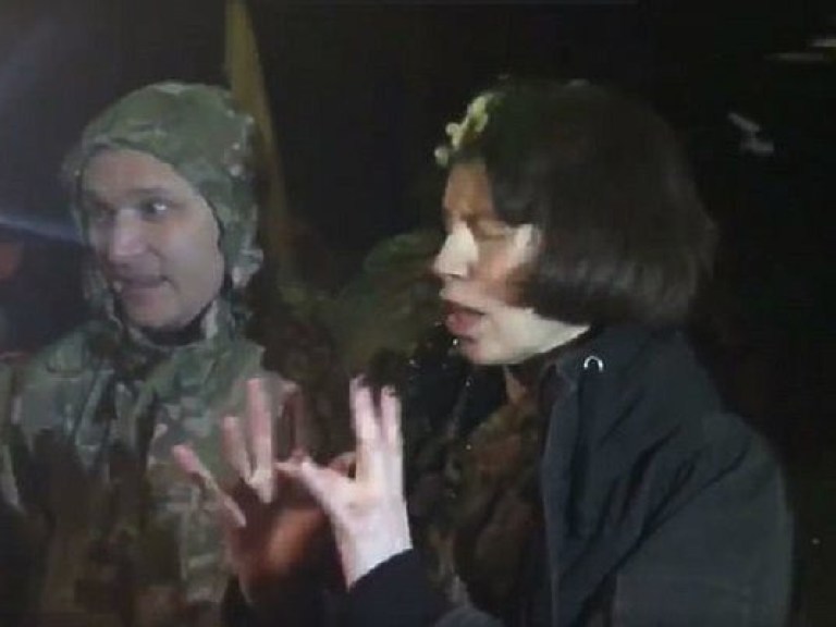 Нардепа Черновол участники блокады Донбасса забросали яйцами (ВИДЕО)