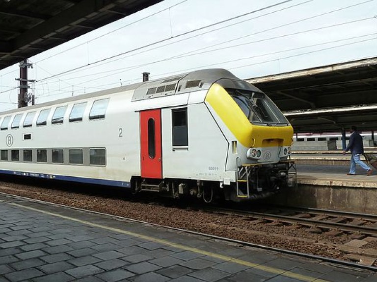 В Бельгии у пассажирского поезда оторвались два вагона и локомотив (ФОТО)