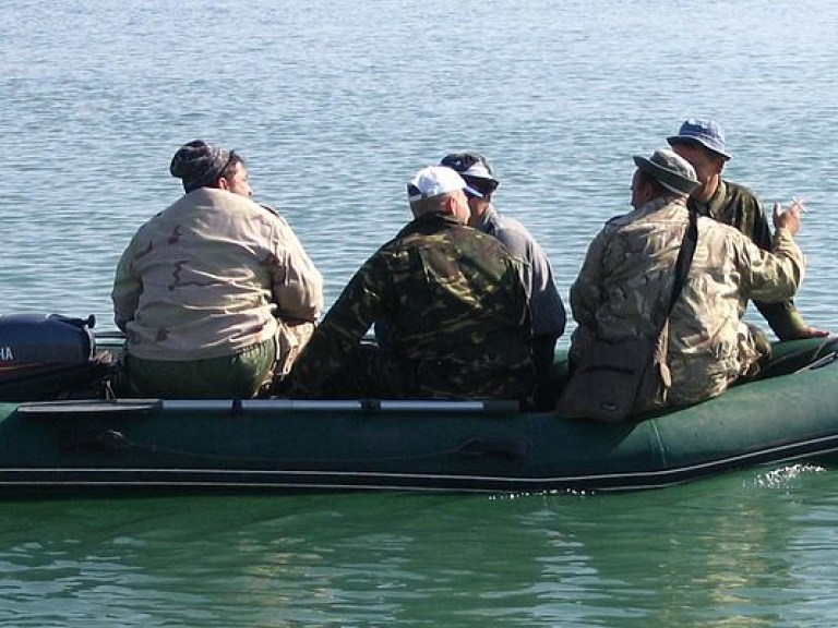 В Вилково рыбаки перекрывали Дунай, требуя разрешений на вылов рыбы (ФОТО)