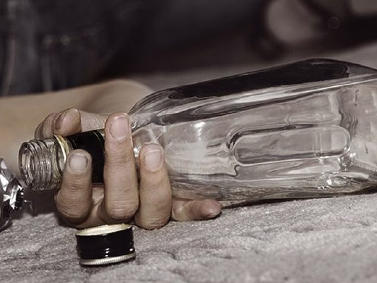 В Хмельницкой области студентка медицинского колледжа отравилась суррогатным алкоголем