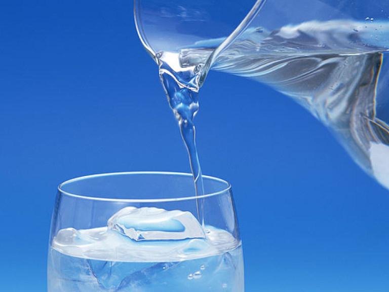 Врач: за полчаса до еды выпивайте стакан воды, а во время трапезы жидкость лучше ограничить