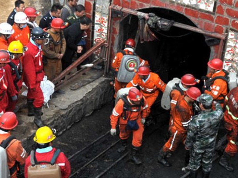 Обвал на шахте произошел в Китае, под землей остались 17 человек