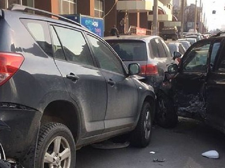 В Киеве в результате ДТП разбились четыре автомобиля, троих человек госпитализировали (ФОТО)