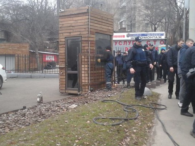 На столичном бульваре Дружбы народов коммунальщики с полицией разобрали забор стоянки для элитных авто (ФОТО)