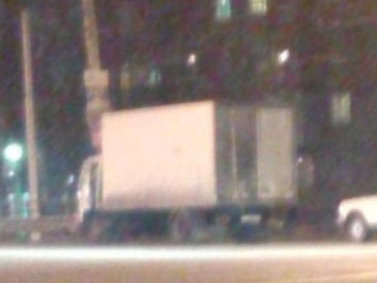 В Киеве грузовик протаранил столб (ФОТО)
