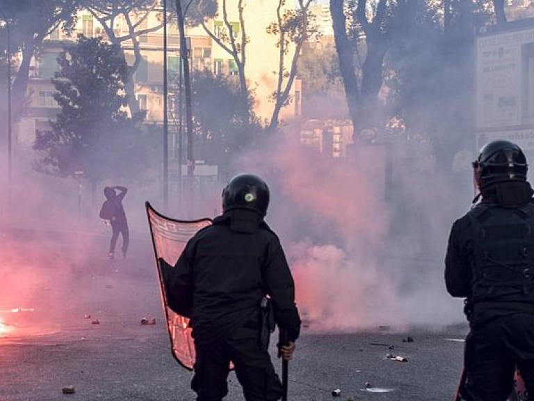 В Неаполе произошли массовые протесты: в результате стычек с полицией пострадали 34 человека (ФОТО)