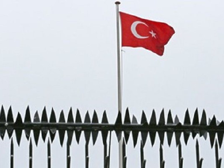 В Стамбуле протестующие сорвали флаг с консульства Нидерландов (ФОТО)