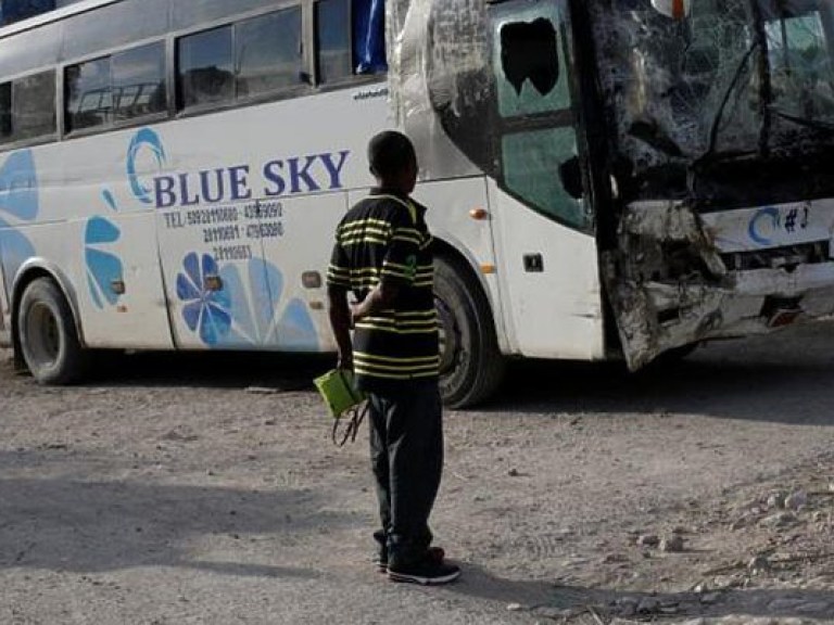 На Гаити автобус врезался в толпу людей  и сбил насмерть около 40 человек (ФОТО, ВИДЕО)