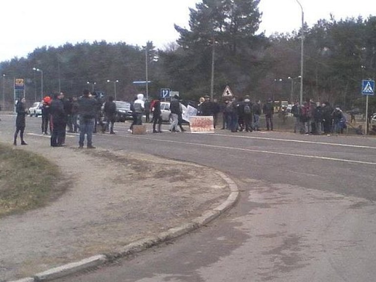 На Львовщине протестующие перекрыли международную трассу из-за мусора (ФОТО)