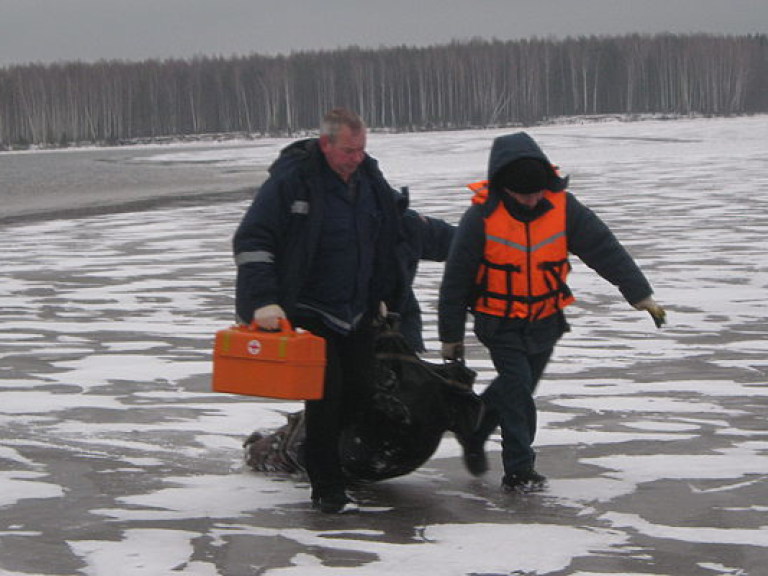 Спасатели пришли на помощь провалившимся под лед четверым рыбакам на водохранилище под Харьковом