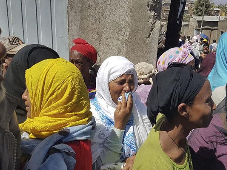 В Эфиопии на свалке произошел оползень, погибли 15 человек (ФОТО)