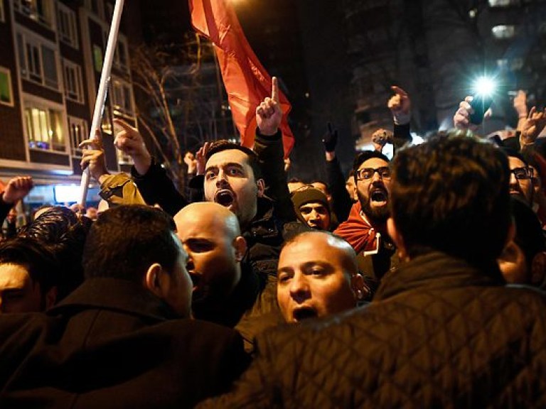 Политолог рассказал о причинах разногласий между Турцией и Нидерландами