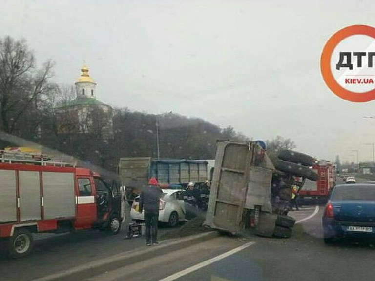 На съезде со столичного Дарницкого моста грузовик опрокинулся на бок (ФОТО)