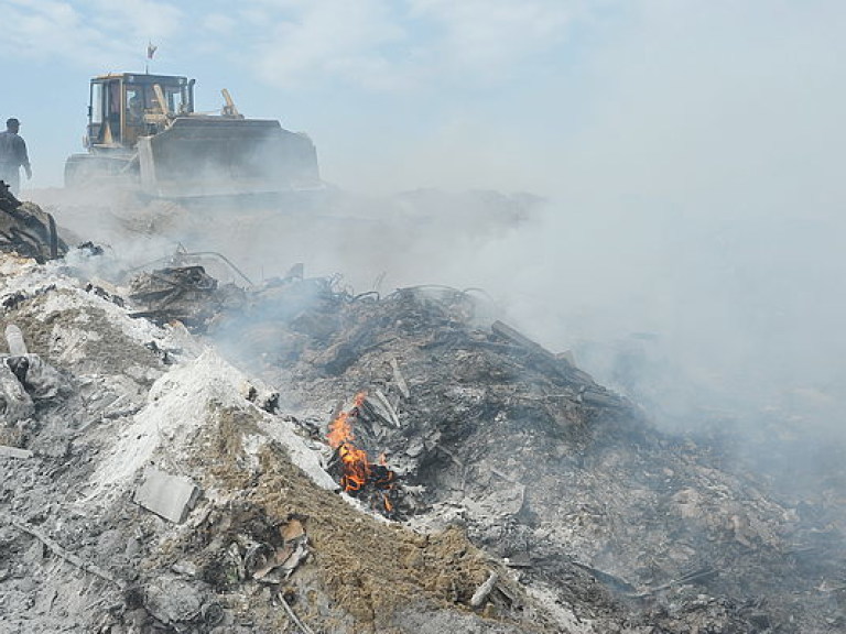 Под Киевом произошел пожар на мусорной свалке