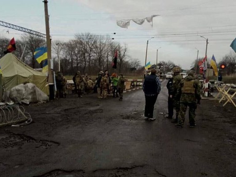 В Украине полностью приостановили перемещение грузов через линию разграничения на Донбассе