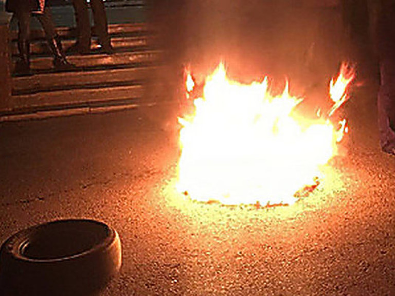 В Виннице под облсоветом активисты зажгли шины (ФОТО)